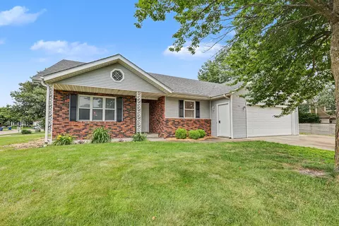 416 E 15th St, Pella, IA 50219