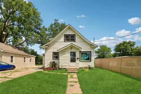 1824 Maple St, Des Moines, IA 50316