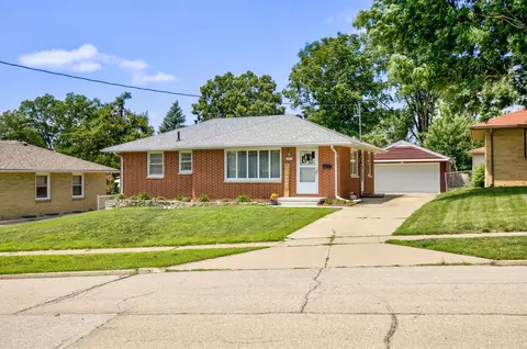 7405 Palm Dr, Urbandale, IA 50322