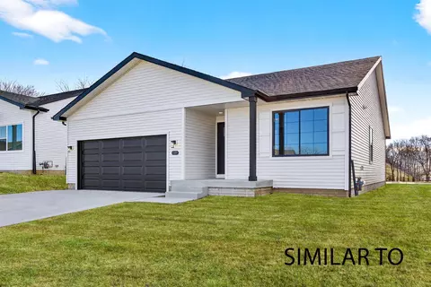 4388 Honey Bee Rdg, Des Moines, IA 50317