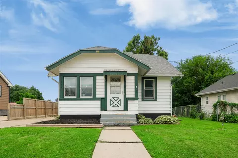 1325 N 4th Ave E, Newton, IA 50208
