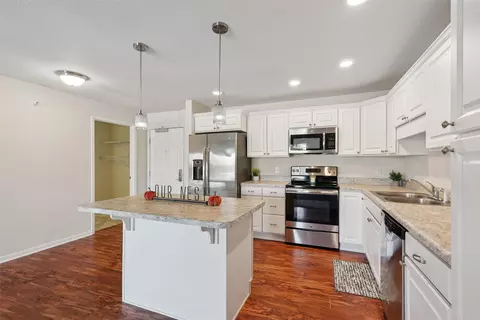 845 S 60th St #402, West Des Moines, IA 50266