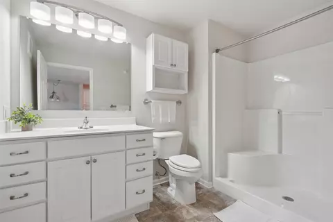 845 S 60th St #402, West Des Moines, IA 50266