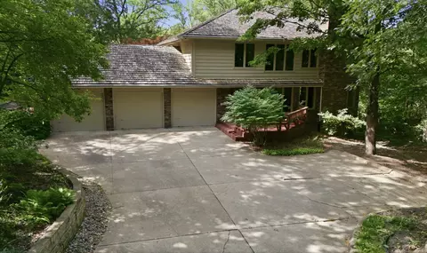 1613 Thornwood Rd, West Des Moines, IA 50265