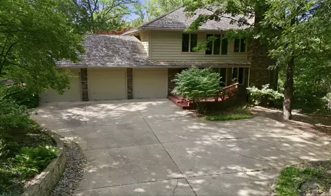 1613 Thornwood Rd, West Des Moines, IA 50265