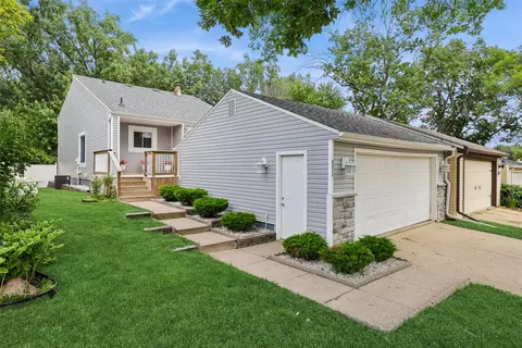 8311 Twana Dr, Urbandale, IA 50322