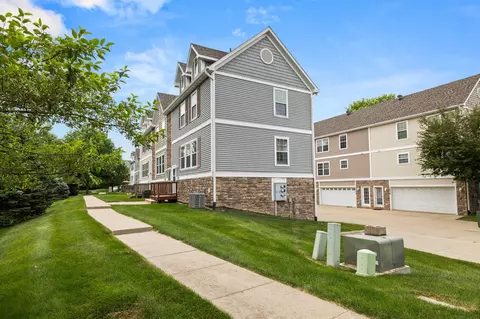 15226 Greenbelt Dr, Urbandale, IA 50323