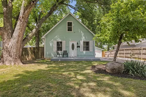 412 E Gray St, Des Moines, IA 50315