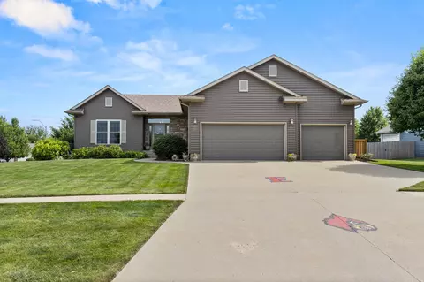 200 NW 8th St, Earlham, IA 50072
