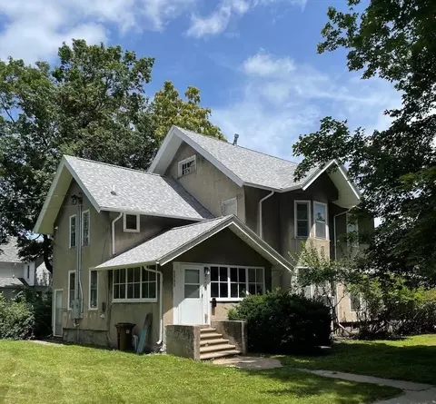 903 East St, Grinnell, IA 50112