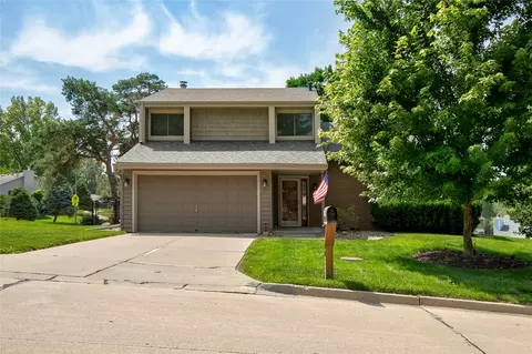7900 Roseland Dr, Urbandale, IA 50322