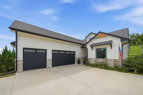 10400 Hidden Valley Dr, Johnston, IA 50131