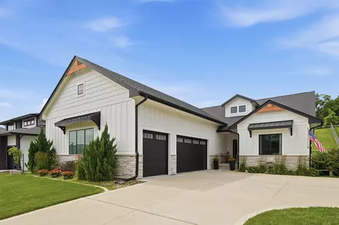 10400 Hidden Valley Dr, Johnston, IA 50131