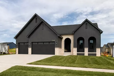 1348 S Auburn Pl, West Des Moines, IA 50266