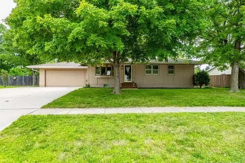 900 1st St, Waukee, IA 50263