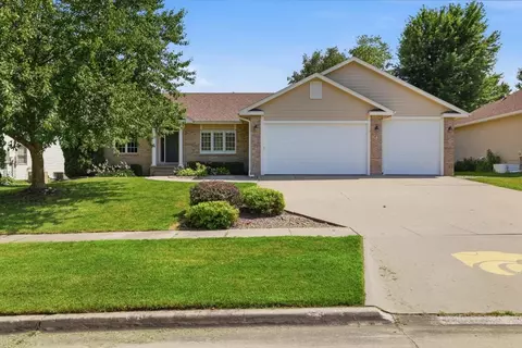 810 William Nowels Cir, Carlisle, IA 50047