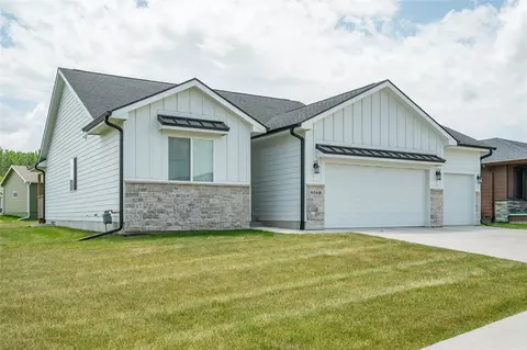 9068 Hayden Dr, West Des Moines, IA 50266