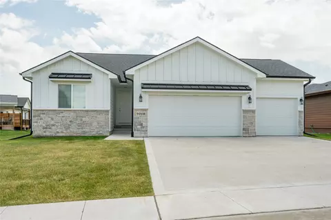 9068 Hayden Dr, West Des Moines, IA 50266