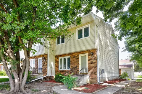 204 Holiday Cir #26, West Des Moines, IA 50265