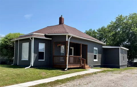 726 N 7th St, Chariton, IA 50049