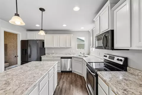 Kitchen - 423 Wildcat Ct, Stuart, IA 50250 photo 2 of 4
