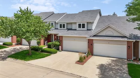 5925 Ep True Pkwy #7, West Des Moines, IA 50266