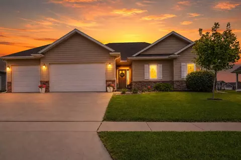 1812 W 3rd St, Pella, IA 50219