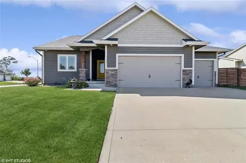 4653 SE Grosbeak Pt, West Des Moines, IA 50265