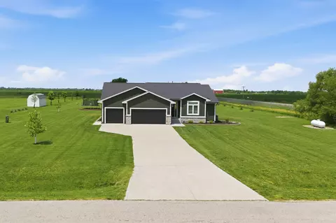 5219 Cherrywood Ln, Winterset, IA 50273