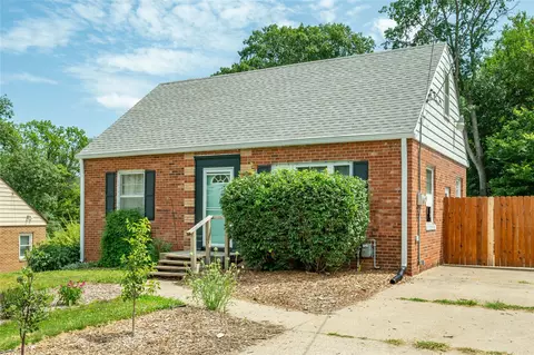 6008 Rollins Ave, Des Moines, IA 50312