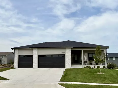 17985 Tanglewood Dr, Clive, IA 50325