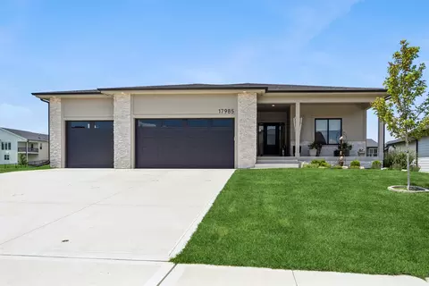 17985 Tanglewood Dr, Clive, IA 50325