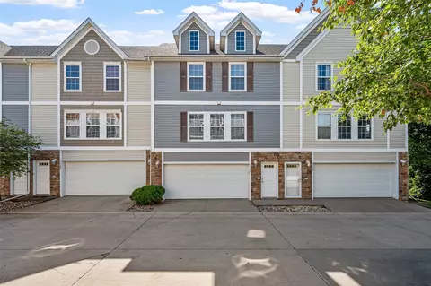 1146 Blackstone Ln, Pleasant Hill, IA 50327