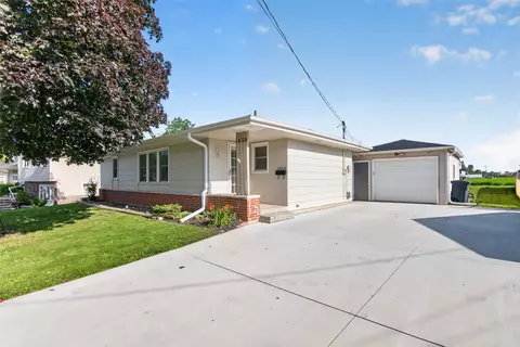 1404 N 9th Ave Pl E, Newton, IA 50208