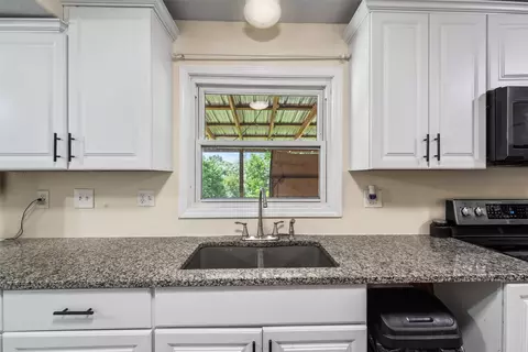 516 E Hackley Ave, Des Moines, IA 50315
