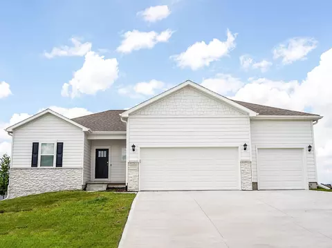 3046 Lake Hill Dr, Des Moines, IA 50320