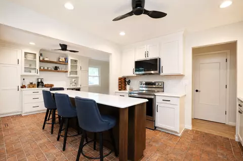 4513 67th St, Urbandale, IA 50322