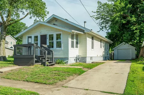714 N 6th Ave E, Newton, IA 50208