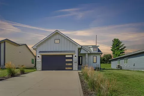 5617 Wolcott Cir, Des Moines, IA 50321
