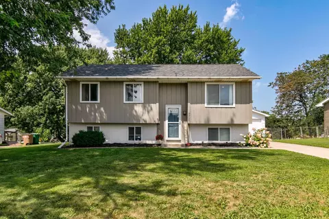 9260 Elmcrest Dr, Norwalk, IA 50211
