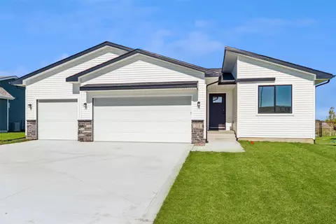 318 NE Chalet St, Elkhart, IA 50073