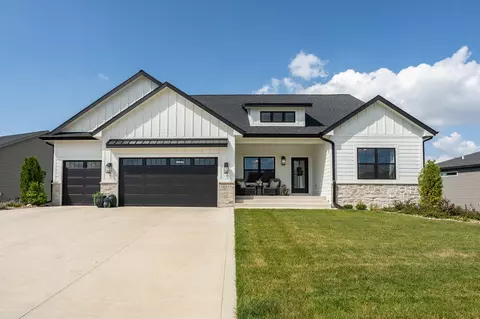 16319 Ironwood Ln, Urbandale, IA 50323