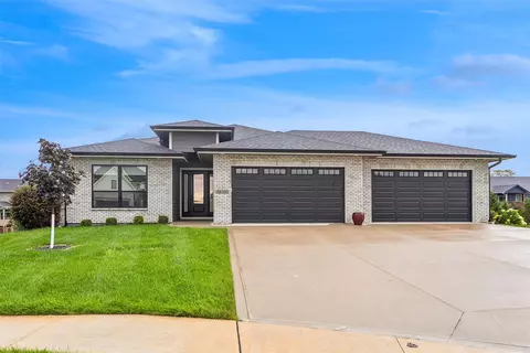 10154 Bolton Pl, West Des Moines, IA 50266