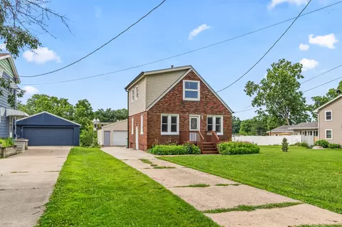 6412 Washington Ave, Windsor Heights, IA 50324