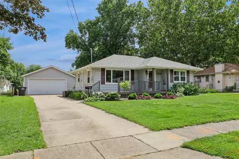 3506 Lindlavista Way, Des Moines, IA 50310