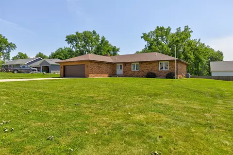 645 7th St, Waukee, IA 50263