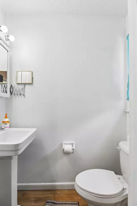 Bath - 2829 Bennett Ave, Des Moines, IA 50310 photo 2 of 2