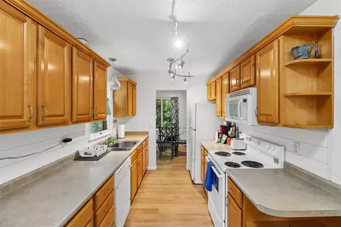 Kitchen - 2829 Bennett Ave, Des Moines, IA 50310 photo 2 of 2