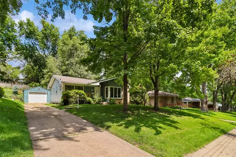 Exterior - 2829 Bennett Ave, Des Moines, IA 50310 photo 2 of 6