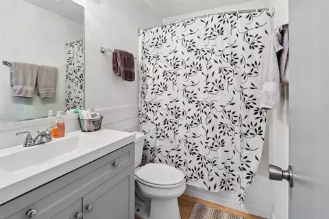Bath - 2829 Bennett Ave, Des Moines, IA 50310 photo 1 of 2